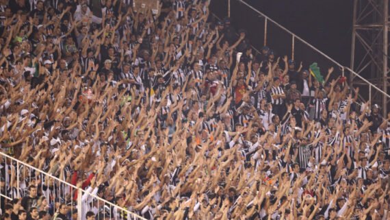 Torcida do Atlético no Estádio Defensores del Chaco, no Paraguai, em 2013 (foto: Alexandre Guzanshe/EM/D.A Press)
