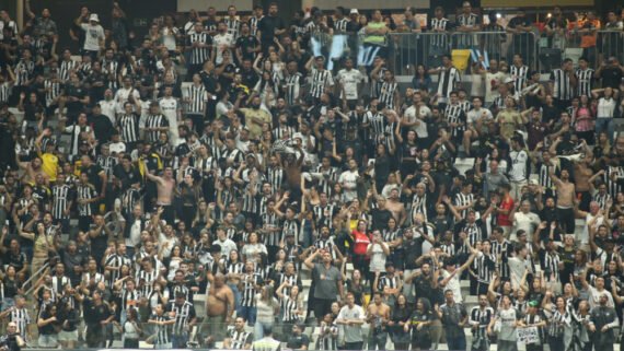 Torcedores do Atlético durante duelo contra o Juventude na Arena MRV (2/10) (foto: Edésio Ferreira/EM/D.A. Press)