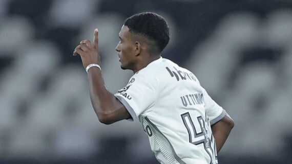 Vitinho em estreia no profissional do Atlético (foto: Pedro Souza/Atlético)