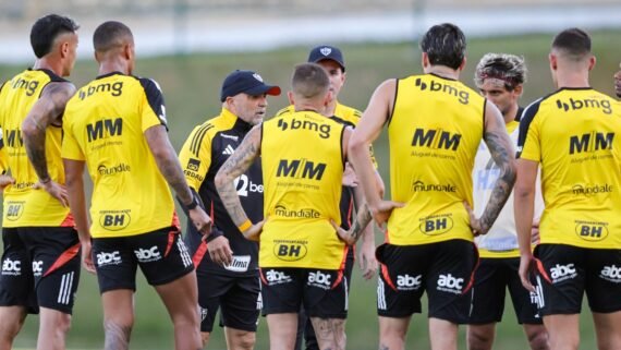 Jogadores do Atlético em conversa com o técnico Jorge Sampaoli (foto: Paulo Henrique França/Atlético)