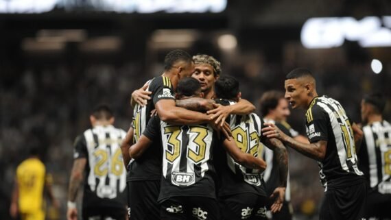 Jogadores do Atlético comemoram gol na Arena MRV (foto: Alexandre Guzanshe/EM/D.A. Press)