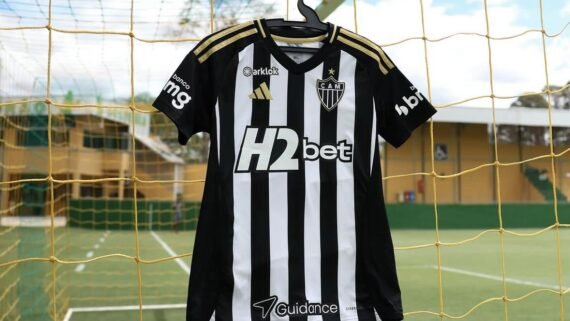 Camisa do Atlético estendida na rede (foto: Divulgação/Atlético)