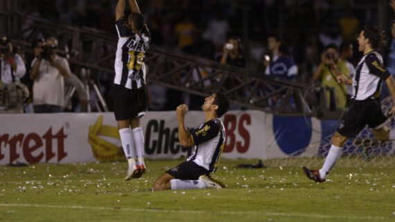 Vanderlei, ex-atacante do Atlético, em comemoração de gol contra o Cruzeiro na final do Campeonato Mineiro de 2007 (foto: Emmanuel Pinheiro/Estado de Minas)