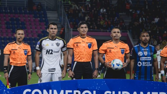 Jogadores de Atlético e Del Valle junto da equipe de arbitragem na ida da semifinal da Copa Sul-Americana (foto: Pedro Souza / Atlético)