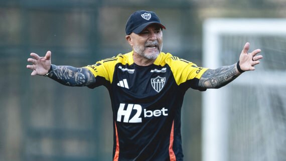 Jorge Sampaoli, técnico do Atlético, durante treinamento na Cidade do Galo (2/10) (foto: Pedro Souza/Atlético)