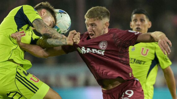 Jogadores de LaU e Lanús durante semifinal da Copa Sul-Americana (foto: JUAN MABROMATA / AFP)