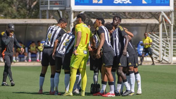 Jogadores do Atlético reunidos antes de jogo pelo Mineiro Sub-20 (foto: Fabio Pinel / Atlético)