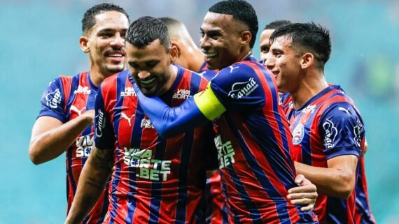 Jogadores do Bahia comemoram gol em partida do Campeonato Brasileiro (foto: Rafael Rodrigues/Bahia)