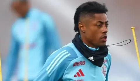 Bruno Henrique pede para não atuar centralizado no Flamengo
