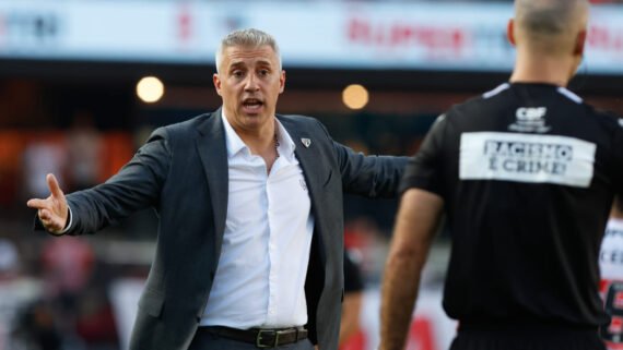 Hernán Crespo, técnico do São Paulo, reclama com a arbitragem em clássico com o Palmeiras (foto: Rubens Chiri/São Paulo FC)