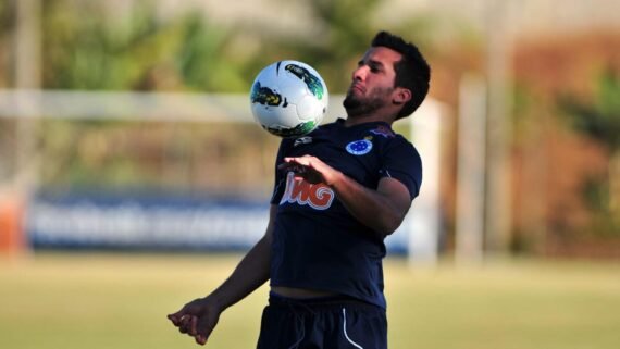 Victorino domina a bola no peito (foto: Alexandre Guzanshe/EM/D.A Press - 22/8/12)