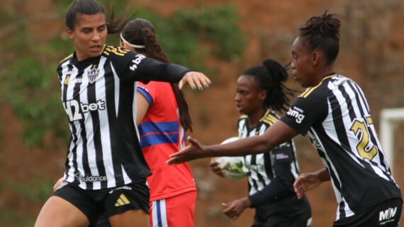 Jogadoras do Atlético comemoram gol sobre o Araguari no Mineiro Feminino (foto: Reprodução/Atlético)