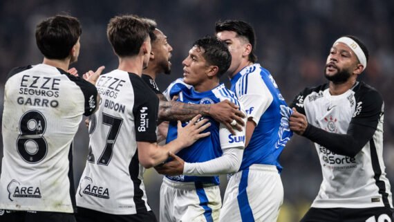 Jogadores de Corinthians e Cruzeiro em empate pelo Brasileirão de 2025, na Neo Química Arena (foto: Marco Galvão/Cruzeiro)