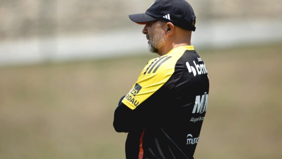Jorge Sampaoli, técnico do Atlético, durante treinamento na Cidade do Galo (9/10) (foto: Pedro Souza/Atlético)
