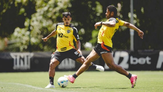 Gabriel Menino e Hulk durante treino do Atlético na Cidade do Galo (27/10) (foto: Pedro Souza/Atlético)