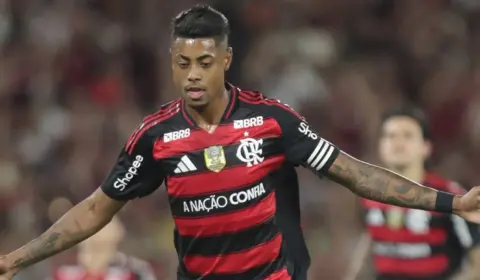 Conmebol multa atacante do Flamengo por gesto obsceno na Libertadores