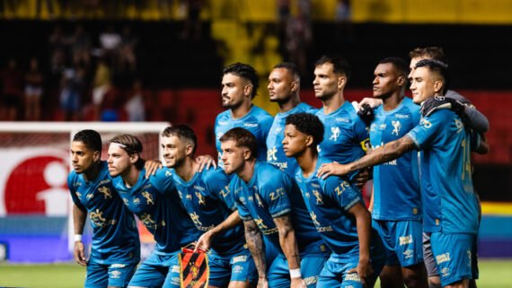 Hyoran, ex-Atlético, junto ao time do Sport (terceiro da esquerda para a direita, ajoelhado) (foto: Paulo Paiva/Sport)