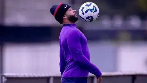 Corinthians encara o Grêmio com desfalques e acumula recorde de cartões