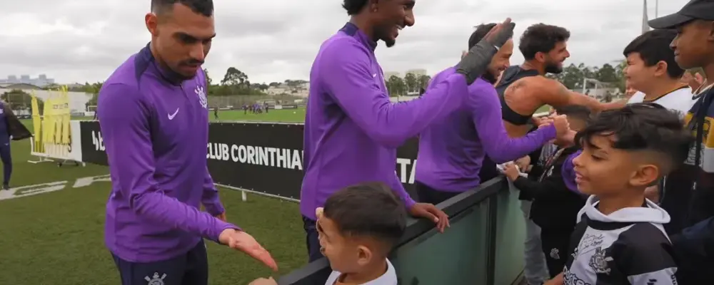 Corinthians recebe crianças em treino durante Data Fifa no CT