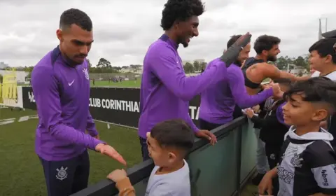 Corinthians recebe crianças em treino durante Data Fifa no CT