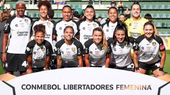 Jogadoras do Corinthians em fila (foto: Rodrigo Gazzanel/Corinthians)