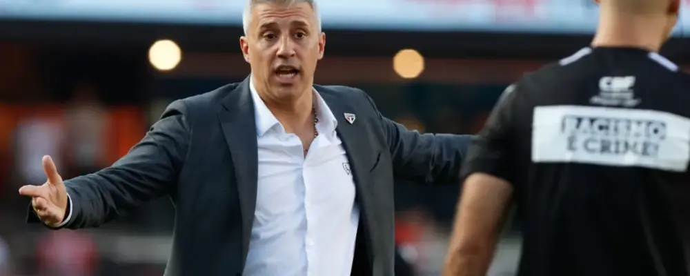 Crespo, do São Paulo, detona arbitragem: ‘Nunca vi isso em 50 anos, escandaloso’