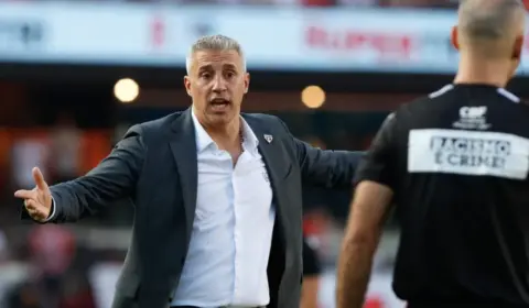 Crespo, do São Paulo, detona arbitragem: ‘Nunca vi isso em 50 anos, escandaloso’