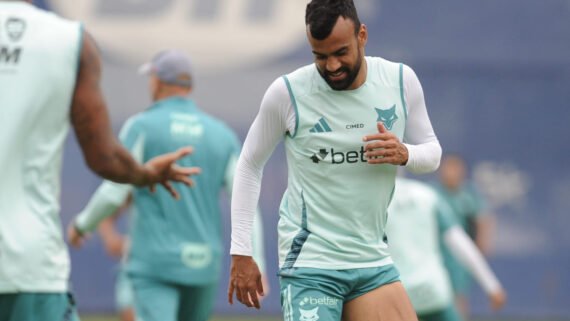 Fabrício Bruno, zagueiro do Cruzeiro, em treinamento na Toca da Raposa (foto: Alexandre Guzanshe/EM/D.A. Press)
