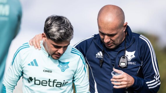 Fagner, lateral-direito do Cruzeiro, conversa com Leonardo Jardim, técnico celeste (foto: Gustavo Aleixo/Cruzeiro)