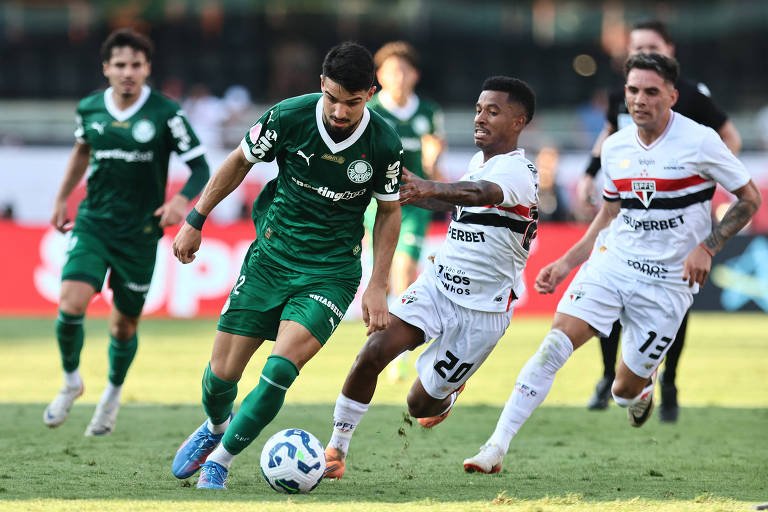 Flaco López, do Palmeiras, e Marcos Antônio, do São Paulo, durante clássico no Morumbis - (foto: Thiago Bernardes - 5.out.2025/Reuters)
