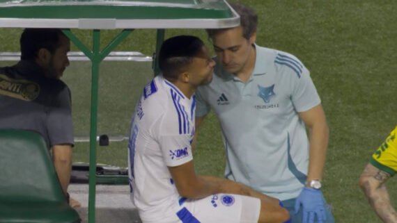 Wanderson na maca durante Palmeiras x Cruzeiro (foto: Reprodução)