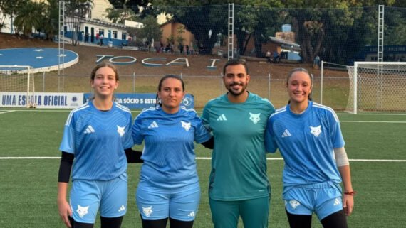 Na foto, as goleiras Leonor Carlota, Nikoly Luiza e Pietra Camilly, além de Luiz Nelson, preparador de goleiros (foto: Reprodução/Instagram)