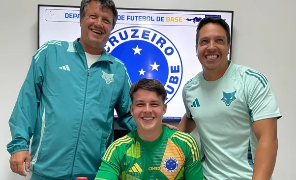 Cruzeiro assina com goleiro da base até 2028 e fixa multa milionária