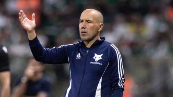 Leonardo Jardim lidera a comissão técnica do Cruzeiro desde fevereiro de 2025 (foto: Caíque Coufal/Cruzeiro)