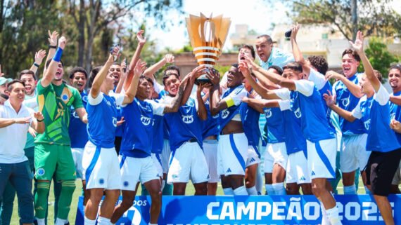 Jogadores do Cruzeiro levantam a taça do Mineiro Sub-20 (foto: Dan Costa/BH Foto)