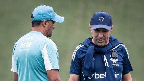 Técnico do Cruzeiro, Leonardo Jardim conversa com Wesley Carvalho, auxiliar (foto: Gustavo Aleixo/Cruzeiro)