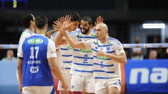 Cruzeiro comemora ponto durante jogo de vôlei (foto: Alexandre Guzanshe/EM/D.A Press)