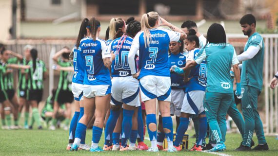 Jogadoras do Cruzeiro em pausa para hidratação no Mineiro Feminino (foto: Gustavo Martins/Cruzeiro)