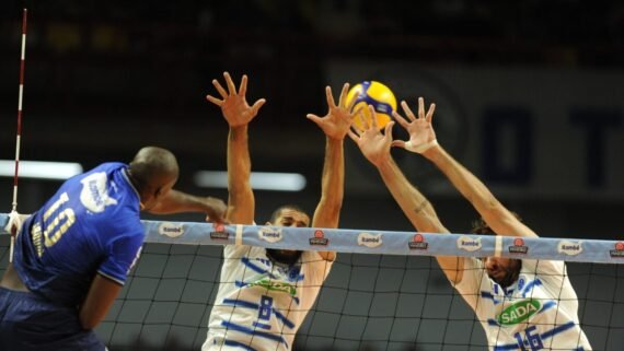 Cruzeiro e Minas disputam ponto durante final do Campeonato Mineiro Masculino de Vôlei de 2025 (foto: Alexandre Guzanshe/EM/D.A Press)