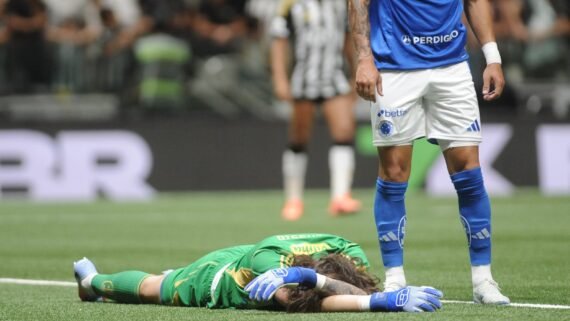 Goleiro Cássio caído no gramado da Arena MRV em Atlético x Cruzeiro (foto: Alexandre Guzanshe/EM/D.A Press)