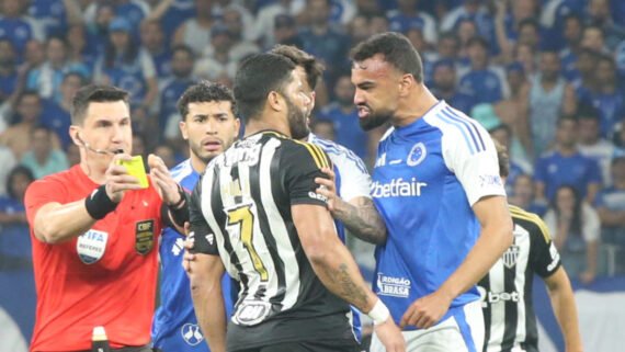 Hulk, atacante do Atlético, em discussão com Fabrício Bruno, zagueiro do Cruzeiro (foto: Edesio Ferreira/EM/D.A Press)