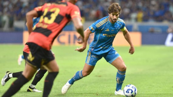 Lucas Silva, volante do Cruzeiro, em duelo com o Sport, pelo Brasileiro (foto: Ramon Lisboa/EM/D.A. Press)