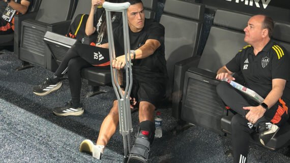 Cuello, atacante do Atlético, de muletas na Arena MRV (foto: Ramon Lisboa/EM/D.A. Press)