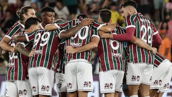 Jogadores do Fluminense antes de partida pelo Brasileiro (foto: LUCAS MERÇON / FLUMINENSE)