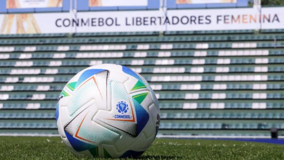 Bola da Copa Libertadores Feminina 2025 (foto: Reprodução/Conmebol)
