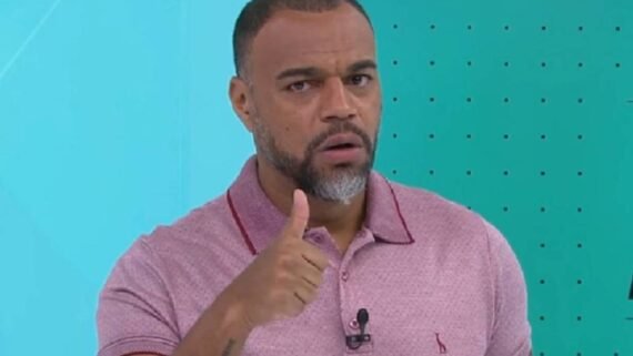 Denílson, de camisa rosa, gestiscula para a câmera (foto: Reprodução de vídeo)