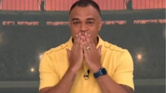 Denílson, de camisa amarela, coma mão na boca (foto: Reprodução de vídeo)