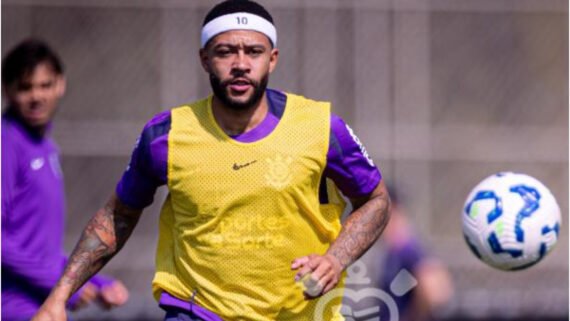 Atleta do Corinthians, Memphis Depay, correndo atrás da bola com uniforme de treino. (foto: Rodrigo Coca/Corinthians)