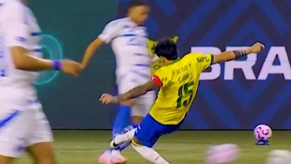 Entrada de Gustavo Gómez, do Palmeiras, em Wanderson, do Cruzeiro (foto: Reprodução)