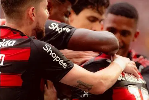 Diretor do Palmeiras ataca posturas de Filipe Luís e Boto